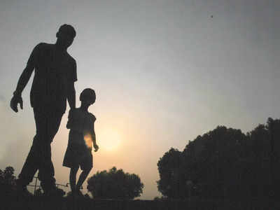 Fathers Day: वक्त के साथ बदल जाते हैं पिता या उम्र के साथ बदलती है हमारी समझ?