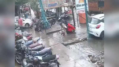 अलीगढ़ में पत्नी सहित नाले में गिरा स्कूटी सवार पुलिसकर्मी, जलभराव के कारण रोड और नाले में नहीं कर पाया फर्क