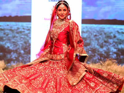 Shehnaaz Gill Ramp Walk: शहनाज गिल का पहला रैंप वॉक, दुल्हन बन स्टेज पर आईं तो एकटक देखते रहे लोग