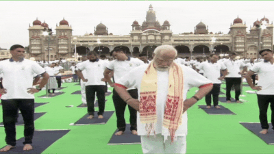 International Day Of Yoga 2022: अंतरराष्‍ट्रीय योग दिवस पर मैसूर में PM मोदी के आसन देखिए