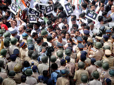 ब्लॉगः ये राहुल गांधी की ED के सामने पेशी का विरोध है या फोटो सेशन कराने की होड़?