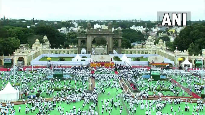 ಪ್ರಧಾನಿ ಜೊತೆ ಯೋಗಾಭ್ಯಾಸ ಮಾಡಿದ 15 ಸಾವಿರ ಮಂದಿ