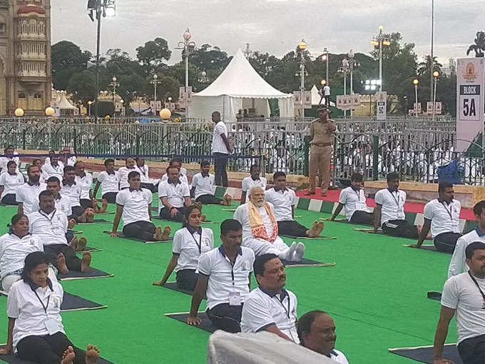 ಬೆಳ್ಳಂಬೆಳಗ್ಗೆ ಚುಮು ಚುಮು ಚಳಿಯಲ್ಲಿ ಮೋದಿ ಯೋಗಾಭ್ಯಾಸ