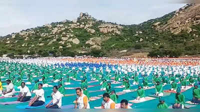 International Yoga Day: ಕೋಲಾರದಲ್ಲಿ ಏಕಕಾಲಕ್ಕೆ 20,000 ಮಂದಿ ಯೋಗದಿನದಲ್ಲಿ ಪಾಲ್ಗೊಂಡು ದಾಖಲೆ!