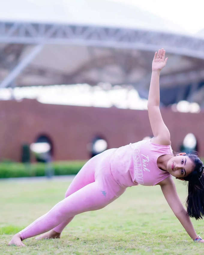 Yoga Day స్పెషల్.. సెలెబ్రిటీల ఆసనాలు.. అనన్య, ప్రణీత పిక్స్ వైరల్