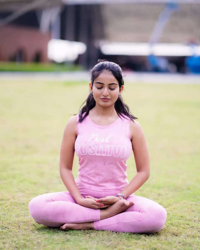 Yoga Day స్పెషల్.. సెలెబ్రిటీల ఆసనాలు.. అనన్య, ప్రణీత పిక్స్ వైరల్