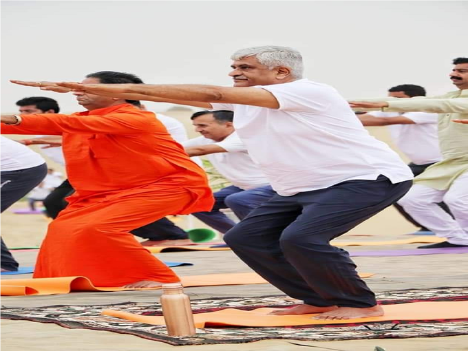 ​केंद्रीय मंत्री गजेंद्र सिंह शेखावत ने जैसलमेर में किया योग