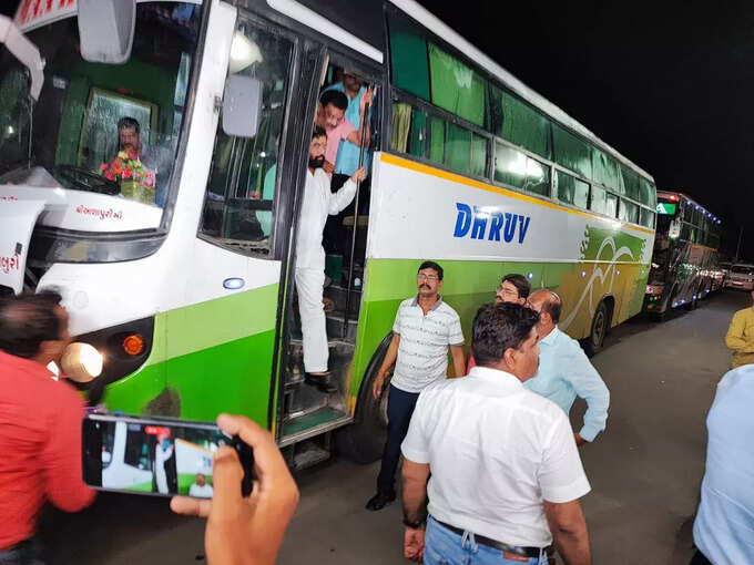 देर रात विधायकों के साथ गुवाहाटी रवाना हुए श‍िंंदे