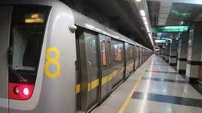 Delhi Metro: मेट्रो स्टेशन पर संदिग्ध हालात में गिरने से एक स्कूटर सवार की मौत
