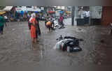 पाहा, फोटो : नाशिक शहराला पावसाने झोपडले; वाहने गेली वाहून, तुंबले पाणी