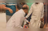 मंत्री गुलाबराव पाटील गुवाहाटीत दाखल, एकनाथ शिंदेंच्या पाया पडले