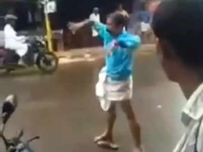 Viral Video: ಕುಡಿದು ತೂರಾಡುತ್ತಾ ನಡುರಸ್ತೆಯಲ್ಲಿ ವ್ಯಕ್ತಿಯ ಸ್ಟಂಟ್: ಅಲ್ಲಿದ್ದವರಿಗೆ ಪುಕ್ಕಟ್ಟೆ ಮನೋರಂಜನೆ!