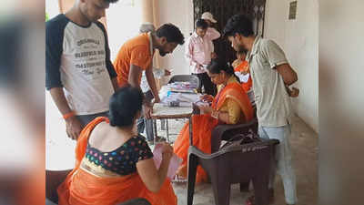 Azamgarh Voting: हुआ बवाल तो बदलवा दिए गए चुनाव अधिकारी के भगवा कपड़े