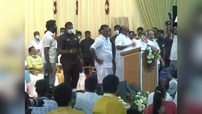 Tamilnadu Politics: जयललिता की पार्टी में बवाल, बैठक के दौरान फेंकी गई बोतलें, मीटिंग छोड़ भागे पूर्व डेप्युटी सीएम