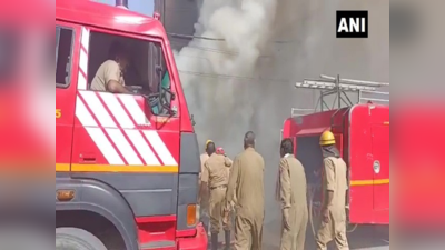 Delhi Fire News: रोहणी इलाके की बिल्डिंग में लगी भीषण आग, एक ने गंवाई जान वहीं 6 की बची जिंदगी
