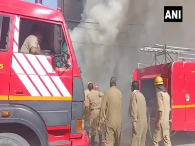 Delhi Fire News: रोहणी इलाके की बिल्डिंग में लगी भीषण आग, एक ने गंवाई जान वहीं 6 की बची जिंदगी