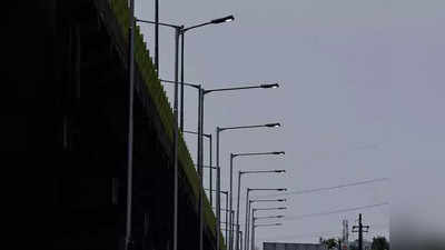 Noida News: नोएडा में स्ट्रीट लाइट सही करते समय क्रेन से नीचे गिरे, दो कामगारों की मौत