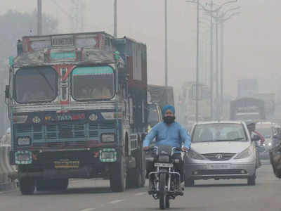 Delhi News: 1 अक्टूबर से दिल्ली में मीडियम, हैवी वाहनों की नो एंट्री, बढ़ते प्रदूषण पर केजरीवाल सरकार का फैसला