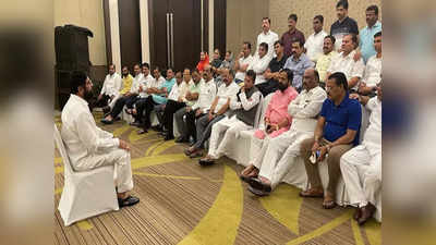 Maharashtra political crisis: संपर्क से बाहर हुए उद्धव ठाकरे के कुछ और विधायक, श‍िंदे खेमे में विधायकों की संख्‍या 50 के करीब?
