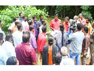 എംഎൽഎയുടെ നിർദ്ദേശം അവഗണിച്ചു; അടുകാട് തോട്ടിലൂടെ മാലിന്യം വീണ്ടുമൊഴുക്കി