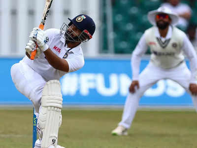 Rishabh Pant Fifty: ऋषभ पंत जड़ रहे थे चौके पर चौके, खड़े देखते रह गए रोहित-कोहली