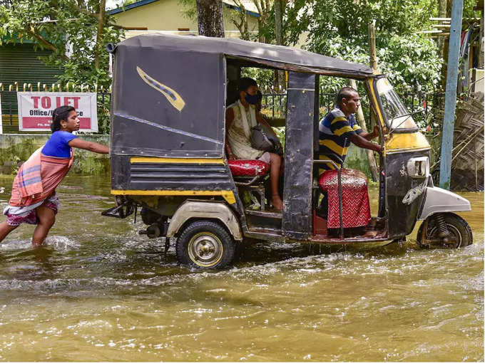 बाढ़ के चलते राह चलना मुश्‍क‍िल