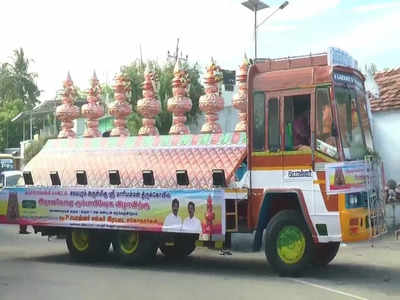 சமயபுரம் மாரியம்மன் கோவில்: ராஜகோபுர திருக்குட நன்னீராட்டு விழா.. கோபுர கலசங்கள் வழங்கிய நாமக்கல் விவசாயிகள்!