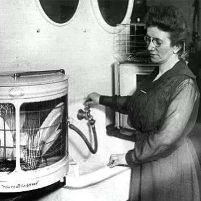 గిన్నెలు, పాత్రల్ని స్వయంగా కడిగే యంత్రాన్ని (automatic dishwasher) జోసెఫిన్ గారిస్ కొట్రాన్ 1884లో తయారుచేశారు
