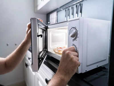 Microwave Safety: সাবধান! মাইক্রোওয়েভ ব্যবহারের সময় এই ভুল করলেই কিন্তু বিপদ