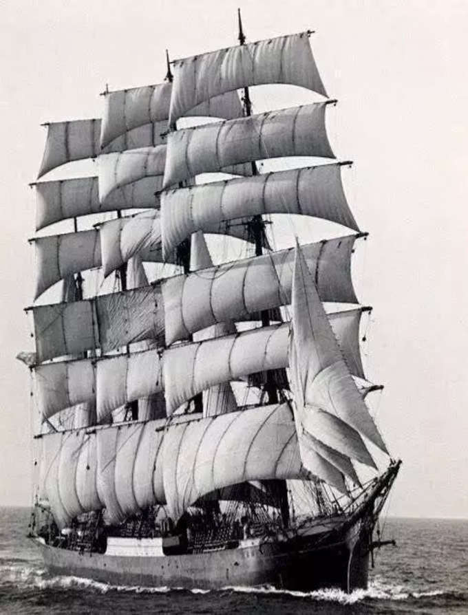 ఇది పామిర్ (Pamir). చివరి వాణిజ్య నౌక (last commercial sailing ship) ఇదే. 1949 నాటి ఫొటో