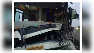 Seoni News : जबलपुर-नागपुर हाइवे पर भीषण हादसा, सड़क किनारे खड़े डंपर से टकराई बस, कंडक्‍टर समेत दो लोग घायल