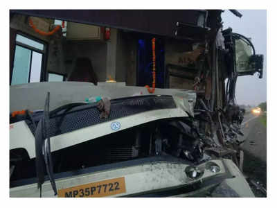 Seoni News : जबलपुर-नागपुर हाइवे पर भीषण हादसा, सड़क किनारे खड़े डंपर से टकराई बस, कंडक्‍टर समेत दो लोग घायल