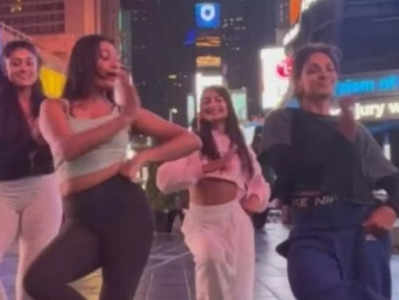 Times Square-এ ‘Barso Re’ গানে উদ্দাম নাচ চারজন যুবতীর! মুগ্ধ গোটা নেটদুনিয়া