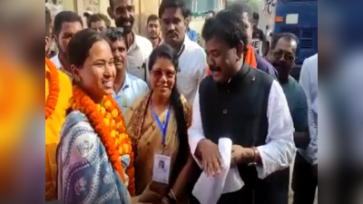 Mandar Bypoll Result : चुनाव जीतने के बाद नेहा तिर्की ने गंगोत्री कुजूर का पैर छूकर लिया आशीर्वाद, BJP प्रत्याशी बोलीं- जनता का फैसला सर्वोपरि