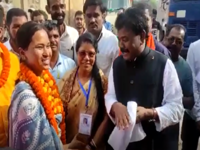 Mandar Bypoll Result : चुनाव जीतने के बाद नेहा तिर्की ने गंगोत्री कुजूर का पैर छूकर लिया आशीर्वाद, BJP प्रत्याशी बोलीं- जनता का फैसला सर्वोपरि