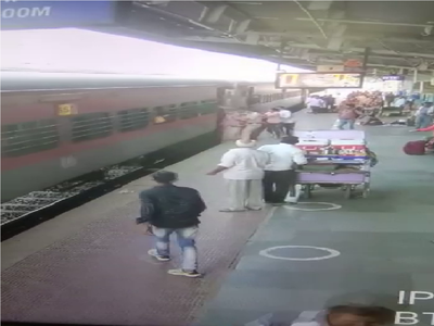 चलती ट्रेन से उतर रही बुजुर्ग महिला अचानक गिरी, तो देवदूत बने RPF के 2 जवान, जाबांजी का वीडियो हुआ वायरल