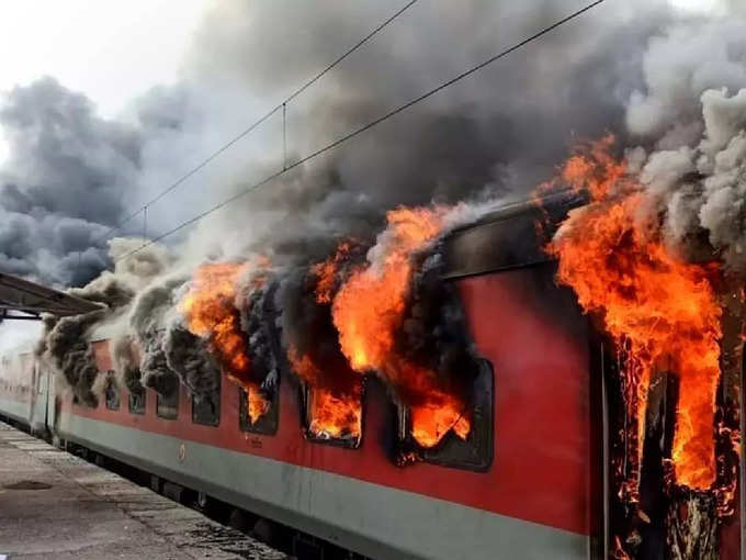 माचिस घेऊन ट्रेनमध्ये घुसला अन् लावली आग
