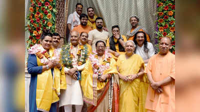Mathura News: वृंदावन पहुंचे राष्ट्रपति रामनाथ कोविंद ने बांकेबिहारी मंदिर में की पूजा-अर्चना, राज्यपाल और CM योगी ने किया स्वागत