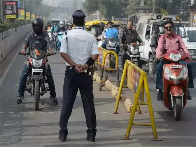 ​चालू कार रस्त्यावर कुठेही सोडून देणं