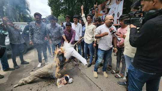 राऊतांनीच शिवसेना फोडली, त्यांना पदावरून हटवा! शिंदे समर्थक आक्रमक; पुतळा जाळला 