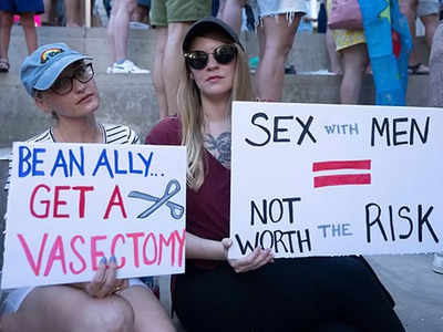 अमेरिका में सेक्स स्ट्राइक की धमकी क्यों दे रही महिलाएं? पोस्टर दिखा बोलीं- नहीं बनाएंगे यौन संबंध