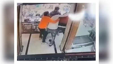 Indore News : सराफा में आपस में भिड़े दो व्‍यापारी, दुकान के अंदर एक-दूसरे पर बरसाए लात-घूंसे, वीडियो वायरल