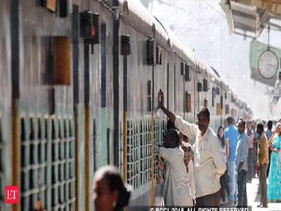 Indian Railways: ట్రైన్ జర్నీ చేసేటప్పుడు ఈ తప్పులు చేయొద్దు.. 3 ఏళ్ల జైలు శిక్ష, భారీ జరిమానా!