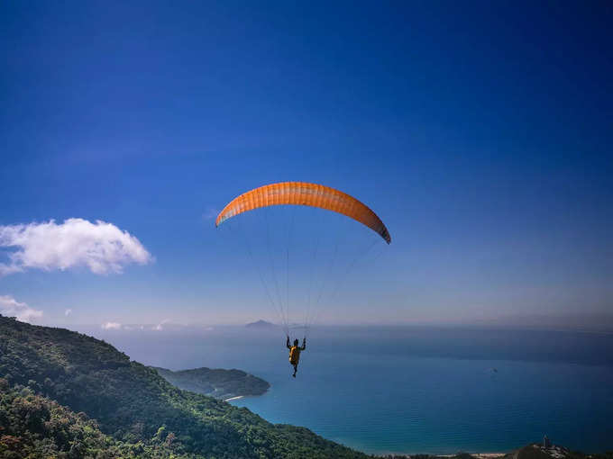 बीर-बिलिंग में पैराग्लाइडिंग - Paragliding in Bir-Billing