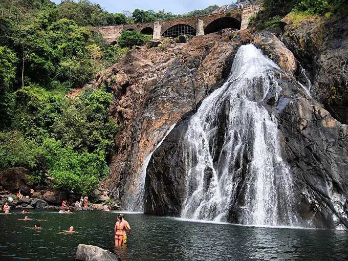 गोवा में दूधसागर जलप्रपात - Dudhsagar Falls in Goa