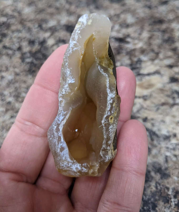 ఈ రత్నం (agate) మాకు బీచ్ దగ్గర దొరికింది