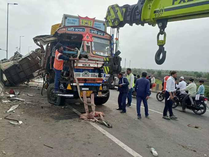 जळगावः तालुक्यातील नशिराबादनजीक सिमेंट फॅक्टरीजवळ महामार्गावर भीषण अपघात, पाच जण ठार