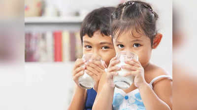 दूध को आसानी से पचाना है तो चीनी मिला दो? आखिर बच्‍चों के लिए कितना सही है इन दोनों का मेल