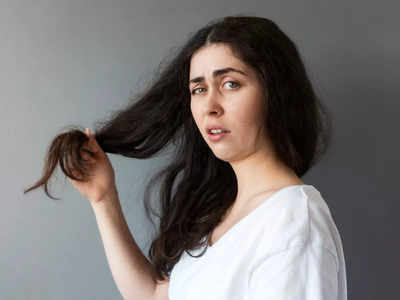 Frizzy Hair Problem: मॉनसून में फूलकर गुब्बारा हो रहे बाल, जानें फ्रिजी हेयर को दूर करने का तरीका