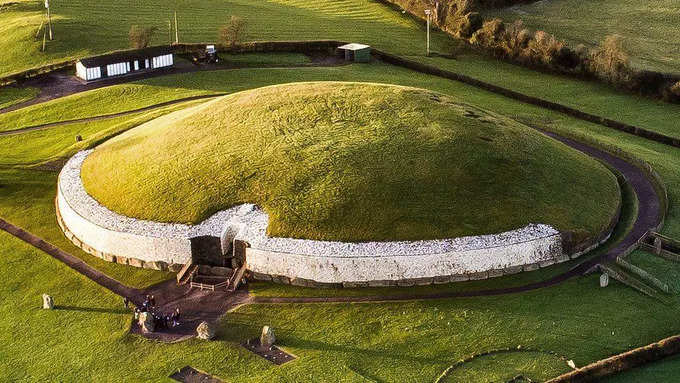 ఇది ఐర్లాండ్‌లోని న్యూగ్రేంజ్ (Newgrange) సమాధి మార్గం. ఇది పిరమిడ్లు, స్టోన్‌హెంజ్ (Stonehenge) కంటే పురాతనమైనది